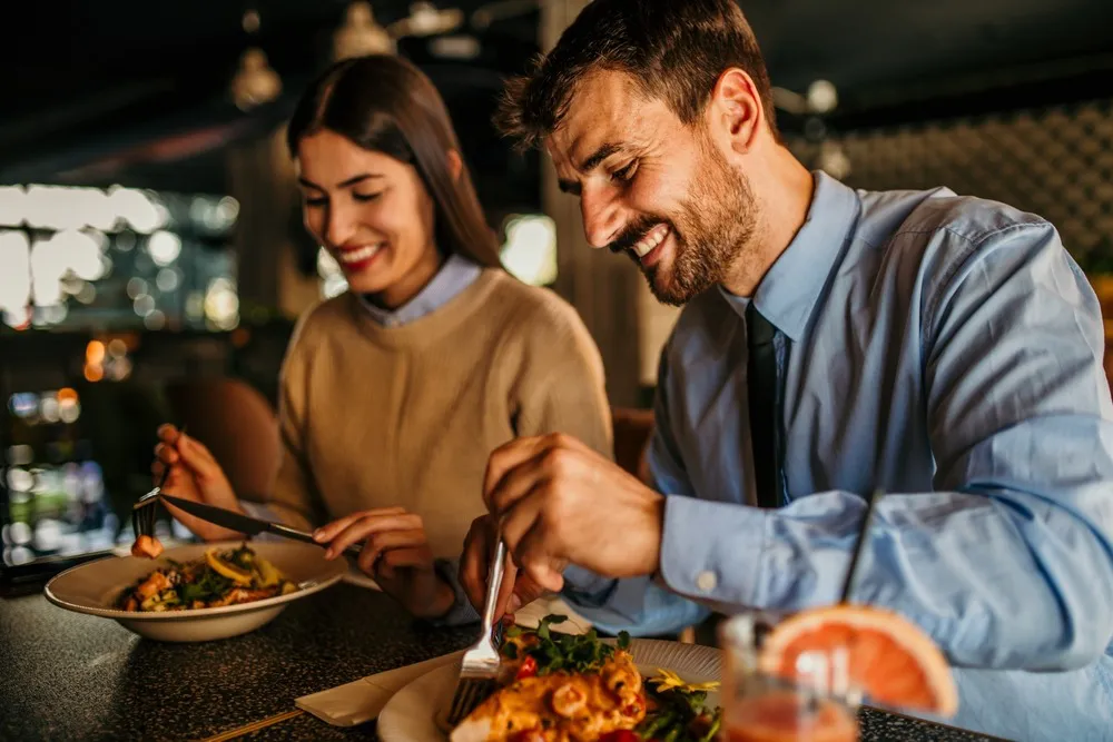 モテ度がアップする！飲み会でドキッとする女性の振る舞い5つ
